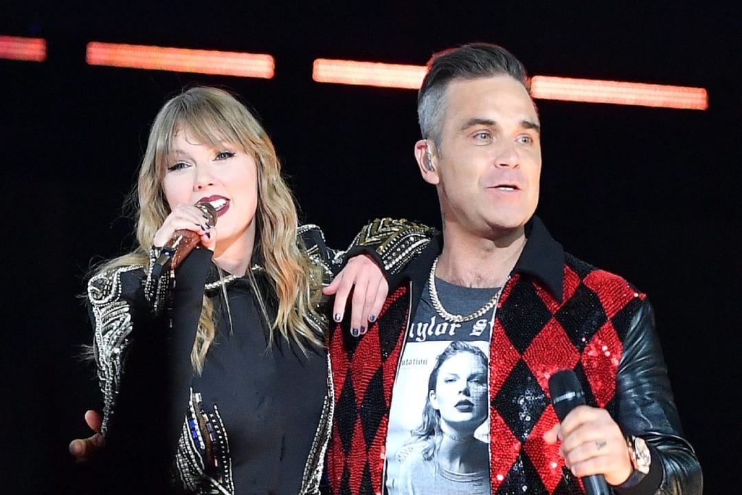 Robbie Williams junto a Taylor Swift cantando en 2018