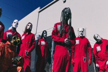 Slipknot vestidos con trajes rojos