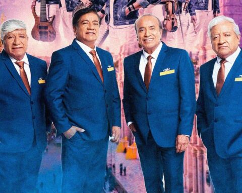 Luis y Manuel Quiroga, de Agua Marina, tocando instrumentos