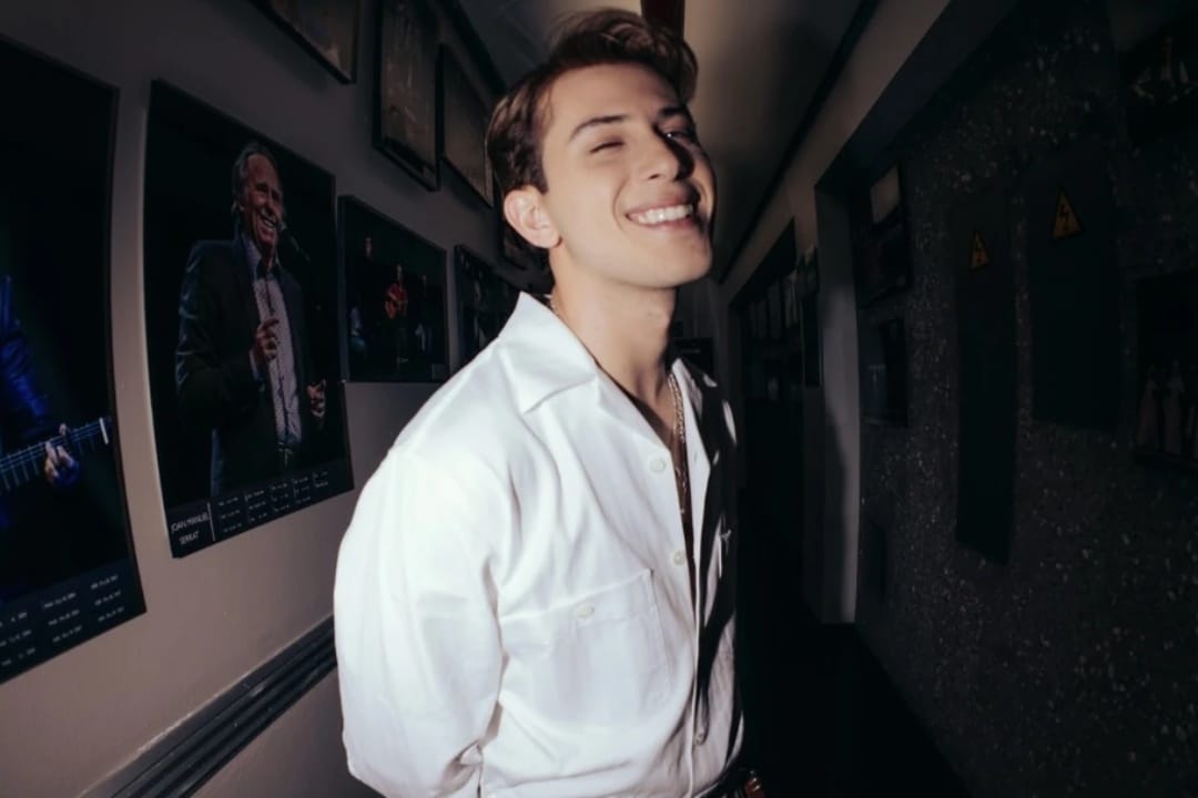 Alejandro Aramburú posando como integrante de Santos Bravos