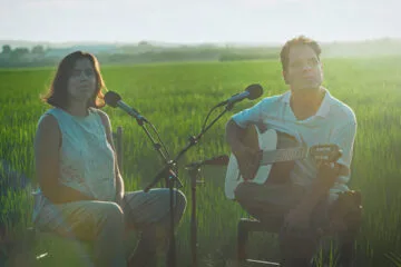 Alejandro y María Laura en medio de un parque natural
