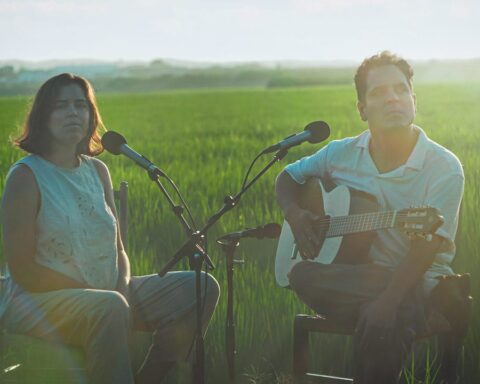 Alejandro y María Laura en medio de un parque natural