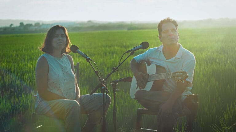 Alejandro y María Laura en medio de un parque natural