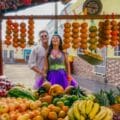 Bomba Estéreo y Carlos Vives en un puesto de venta de frutas