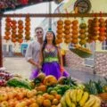 Bomba Estéreo y Carlos Vives en un puesto de venta de frutas