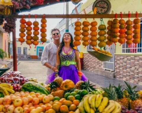 Bomba Estéreo y Carlos Vives en un puesto de venta de frutas