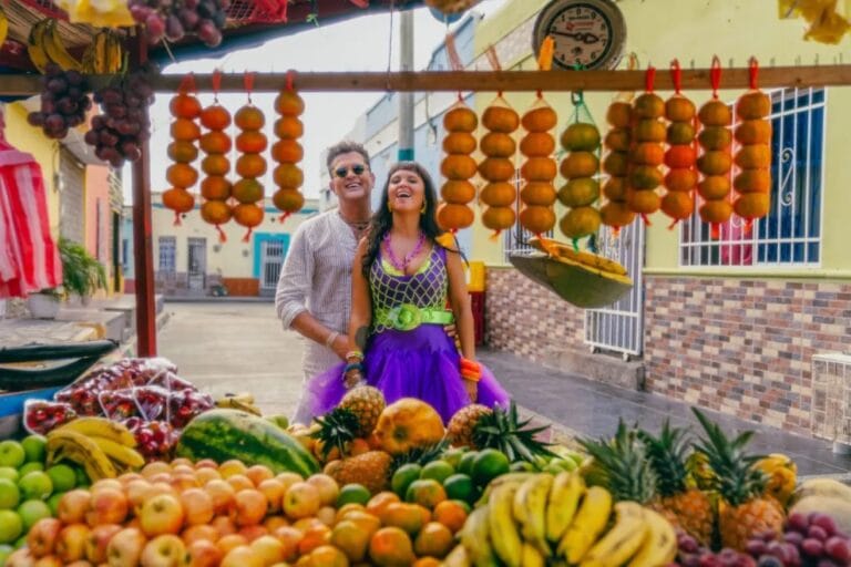 Bomba Estéreo y Carlos Vives en un puesto de venta de frutas