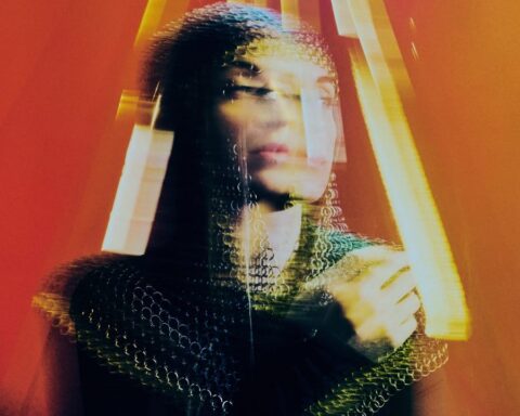 Carolina Mama en la portada de Amina