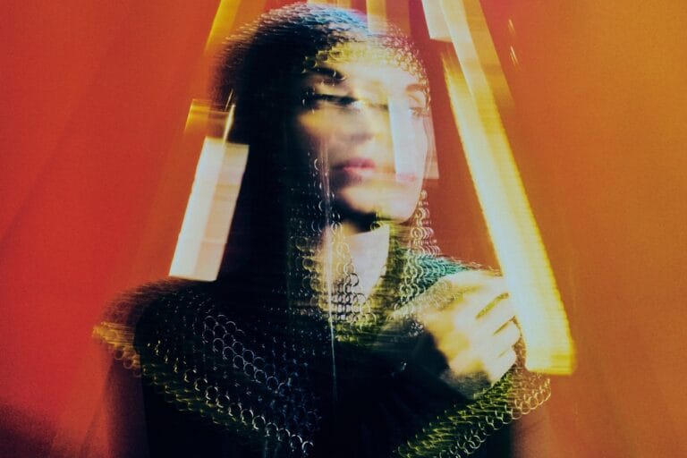 Carolina Mama en la portada de Amina