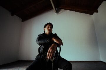 Casimismo sentado en una silla