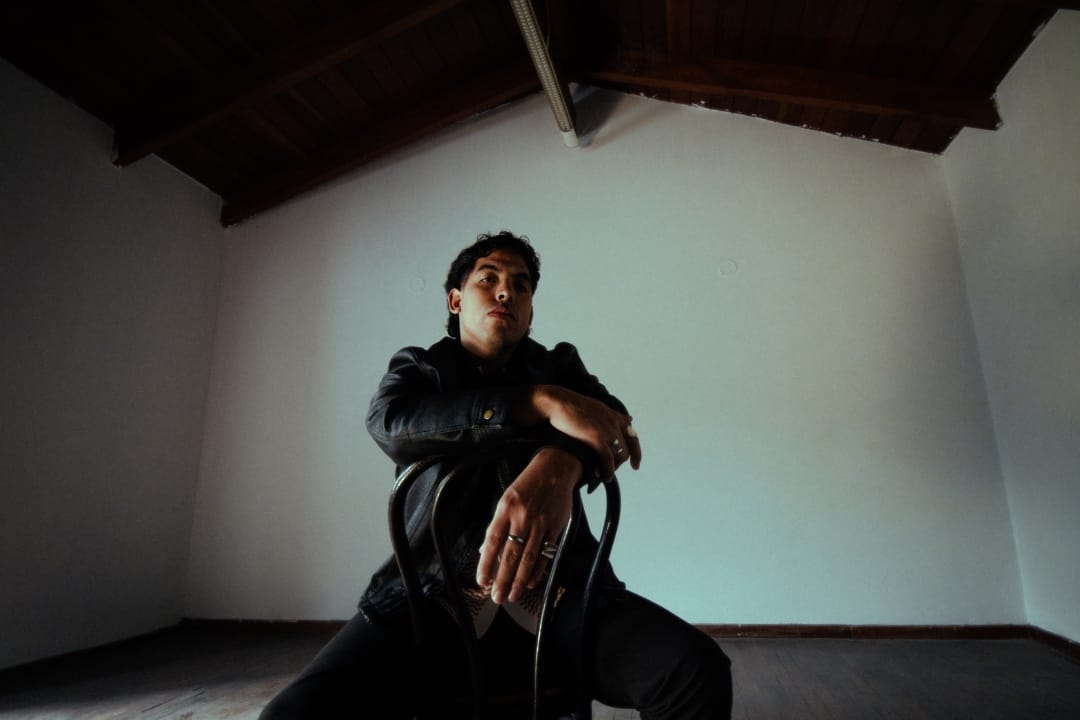 Casimismo sentado en una silla