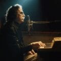 Charly García en el videoclip de “In the City”