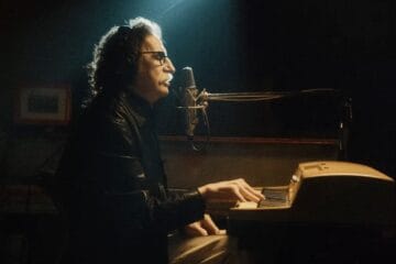 Charly García en el videoclip de “In the City”