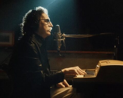 Charly García en el videoclip de “In the City”