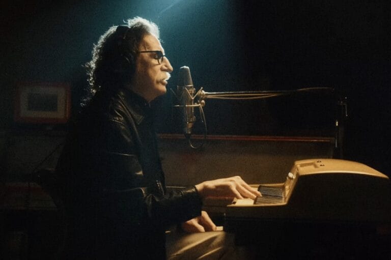 Charly García en el videoclip de “In the City”