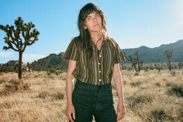 Courtney Barnett posando en el desierto