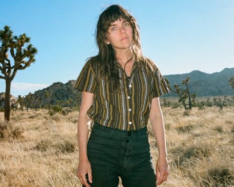 Courtney Barnett posando en el desierto