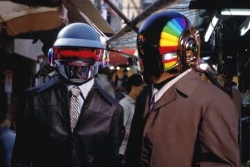 Daft Punk posando en una calle