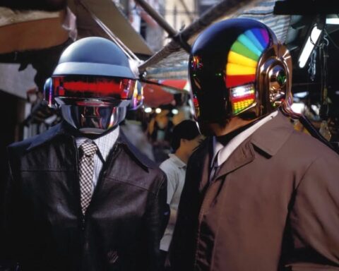 Daft Punk posando en una calle