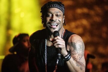 D'Angelo cantando sobre un escenario