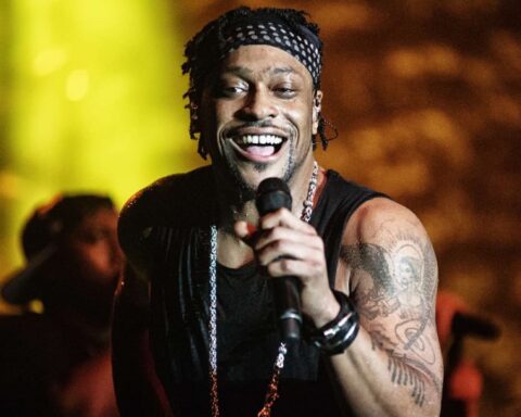 D'Angelo cantando sobre un escenario