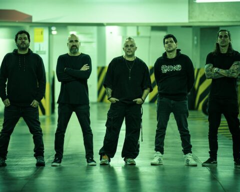 GAIA formados en un estacionamiento