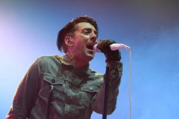 Ian Watkins cantando sobre el escenario