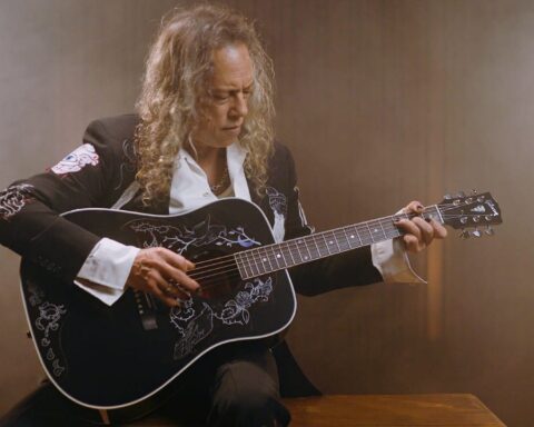Kirk Hammett sosteniendo su guitarra Raven de Gibson
