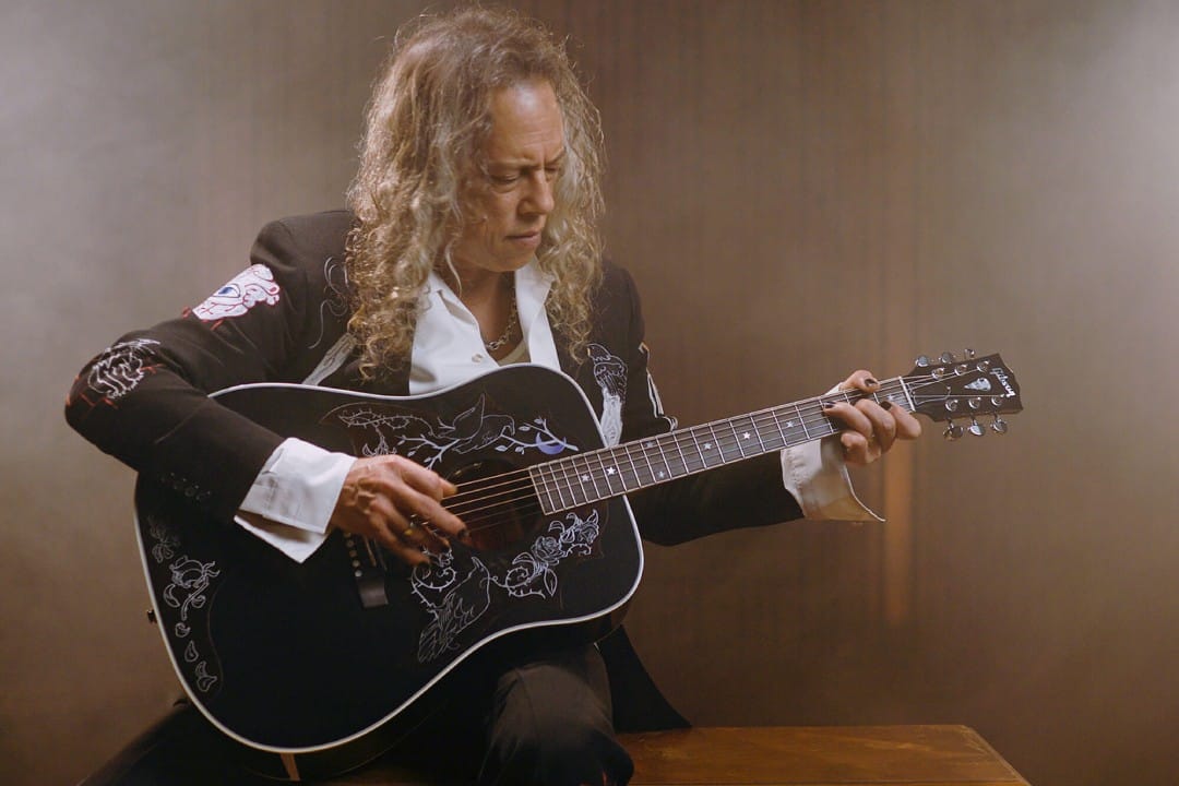 Kirk Hammett sosteniendo su guitarra Raven de Gibson