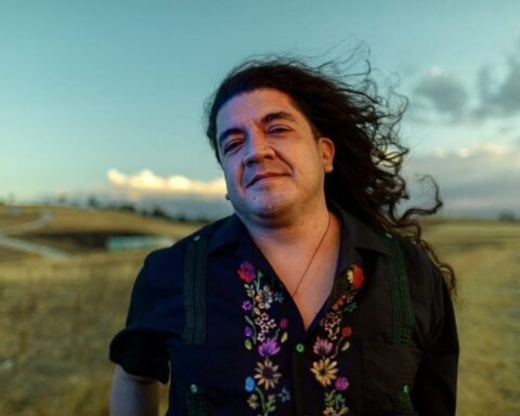 Mauricio Mesones posa frente a un paisaje