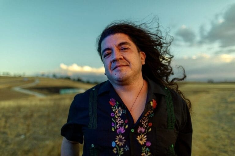 Mauricio Mesones posa frente a un paisaje