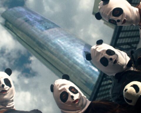 Mengers vestidos de pandas