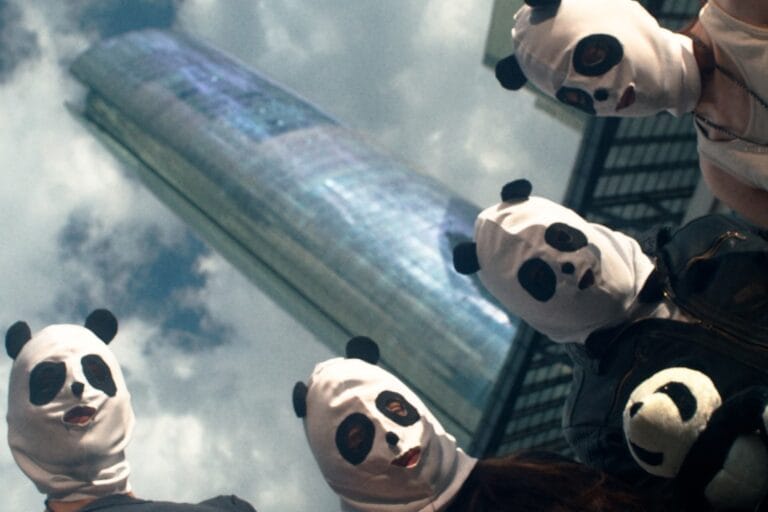 Mengers vestidos de pandas