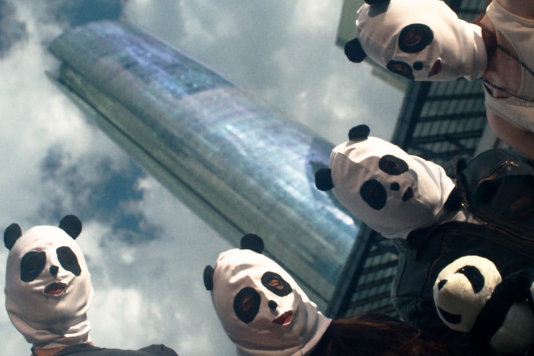Mengers vestidos de pandas