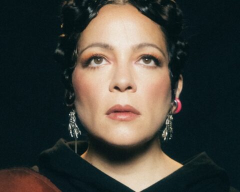 Natalia Lafourcade en la serie La Cometierra