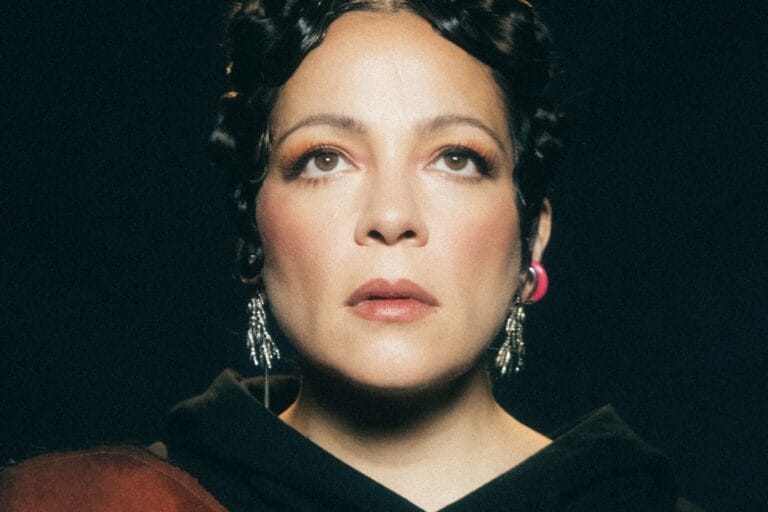 Natalia Lafourcade en la serie La Cometierra