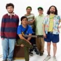 Niños del Cerro posando en un estudio de paredes blancas
