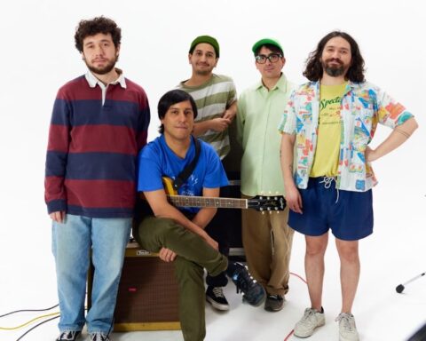Niños del Cerro posando en un estudio de paredes blancas