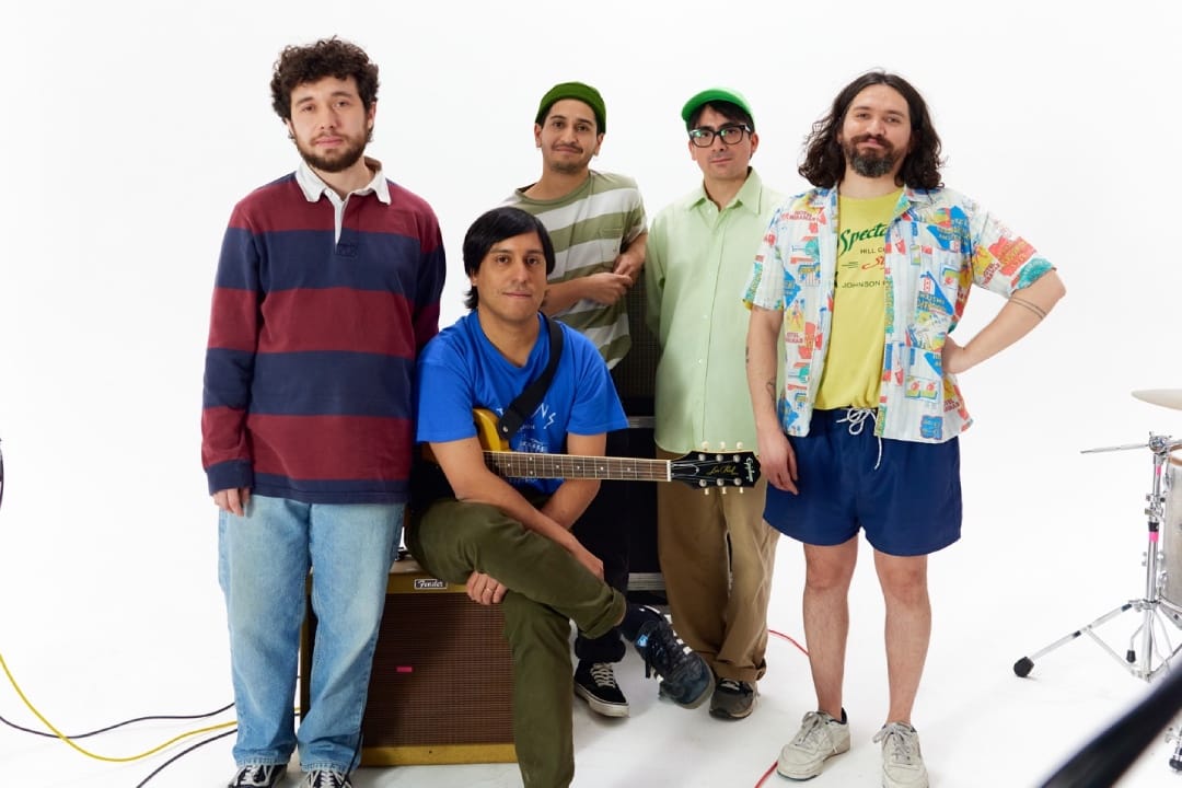 Niños del Cerro posando en un estudio de paredes blancas