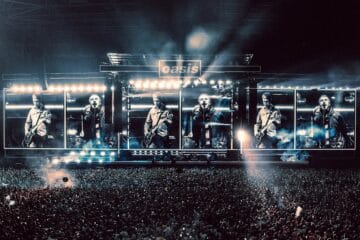 Oasis en el escenario en su gira 2025