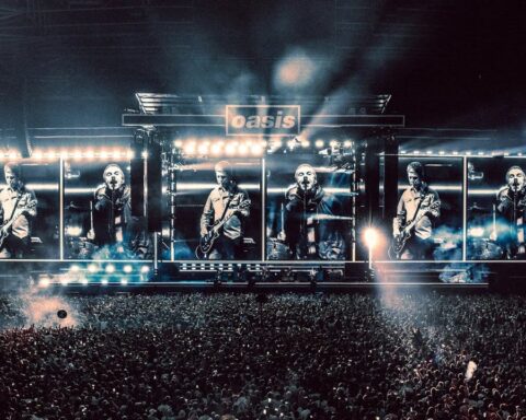 Oasis en el escenario en su gira 2025