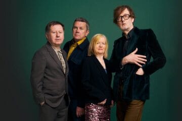 Banda Pulp posando en fondo verde