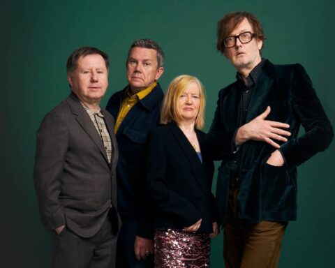 Banda Pulp posando en fondo verde