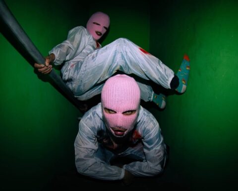 QKQKQK en una escalera pintada de verde