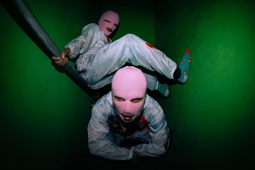 QKQKQK en una escalera pintada de verde