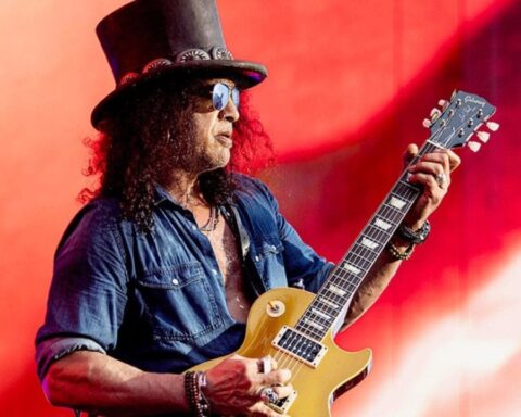 Slash tocando la guitarra