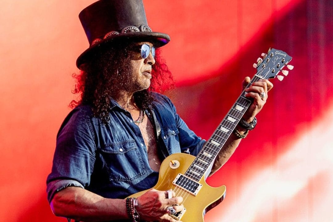 Slash tocando la guitarra