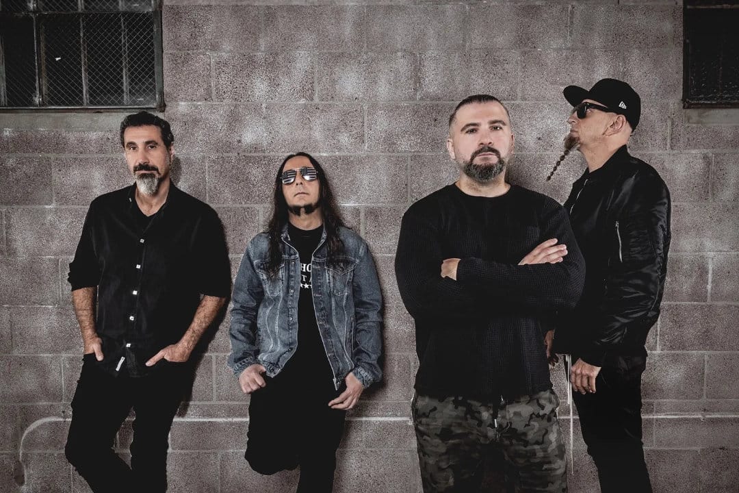 System Of A Down con Serj Tankian posando en una calle