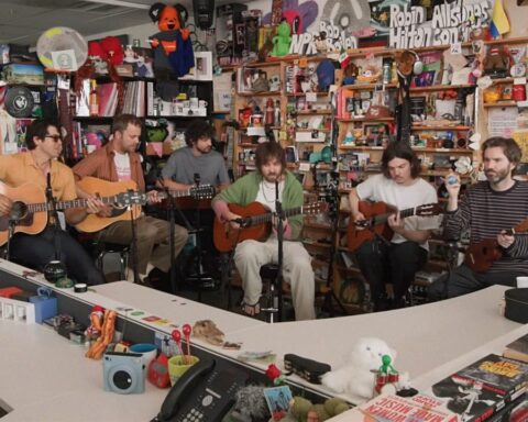Tame Impala tocando en el Tiny Desk de NPR