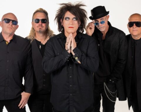 The Cure posando en fondo blanco